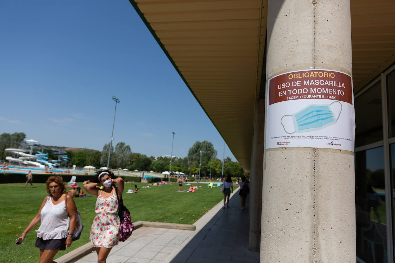 Los socorristas velan por el cumplimiento de las normas en las piscinas en un verano marcado por el coronavirus