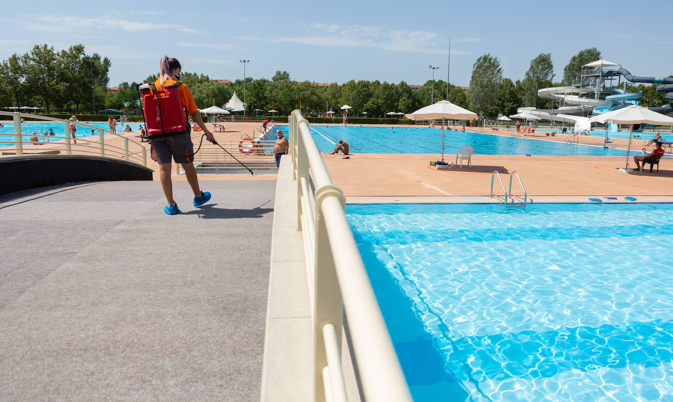 Los socorristas velan por el cumplimiento de las normas en las piscinas en un verano marcado por el coronavirus