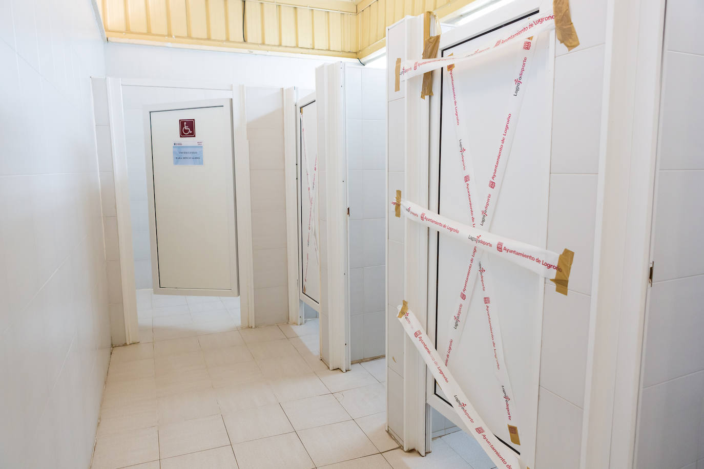 Los socorristas velan por el cumplimiento de las normas en las piscinas en un verano marcado por el coronavirus