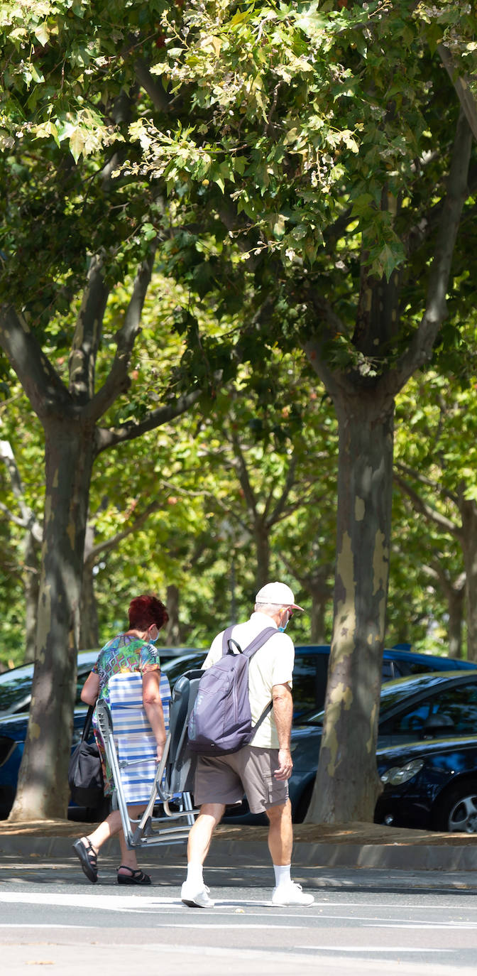 Los socorristas velan por el cumplimiento de las normas en las piscinas en un verano marcado por el coronavirus