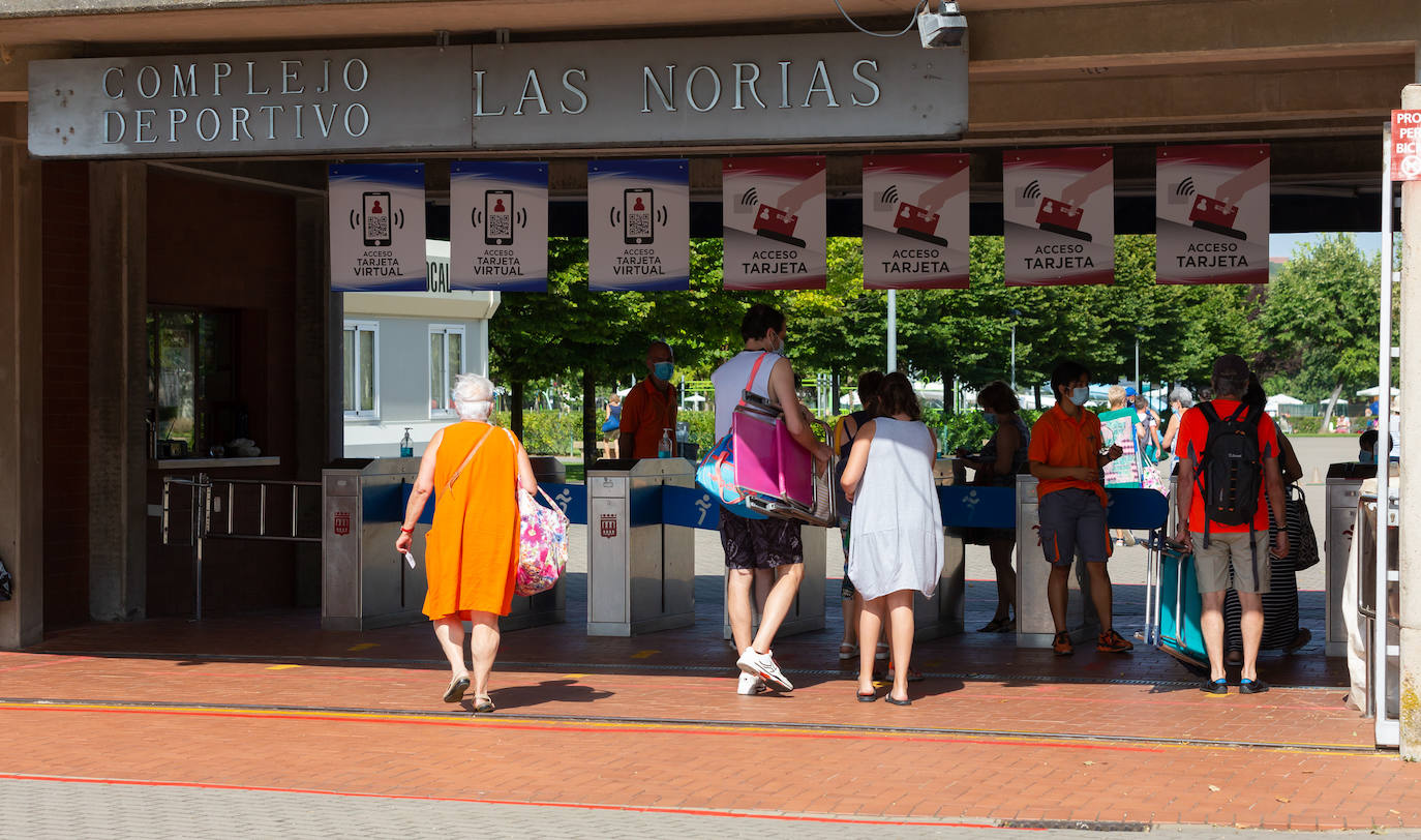 Los socorristas velan por el cumplimiento de las normas en las piscinas en un verano marcado por el coronavirus