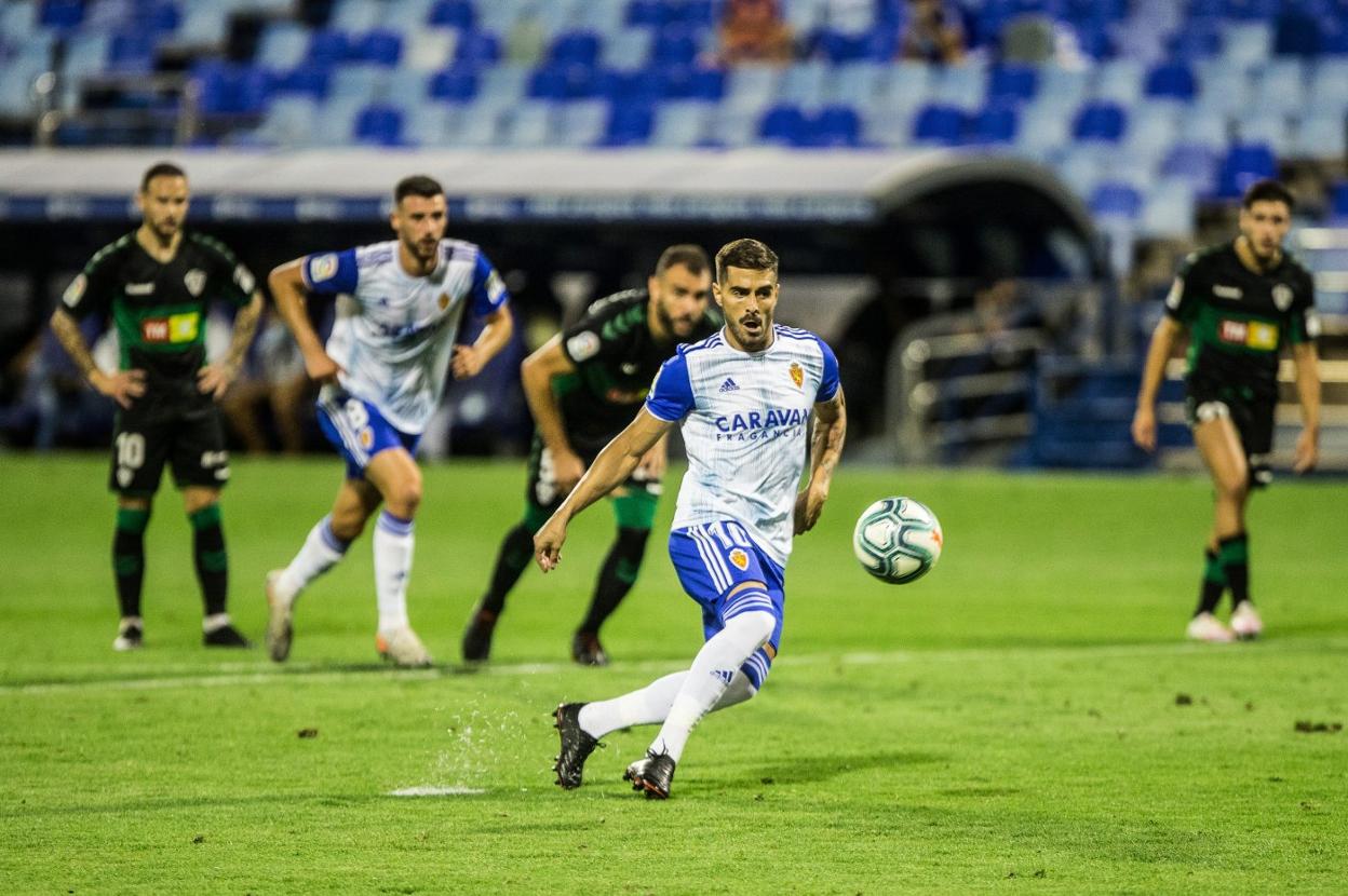 Javi Ros toca son suavidad el balón a lo Panenka. 