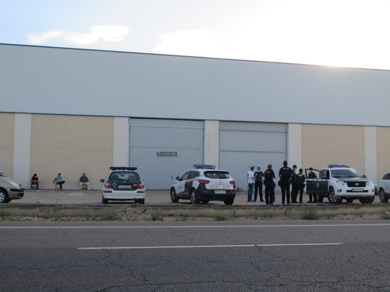 Policía Local, Guardia Civil y Cruz Roja apoyaron la activación del dispositivo en el albergue. 