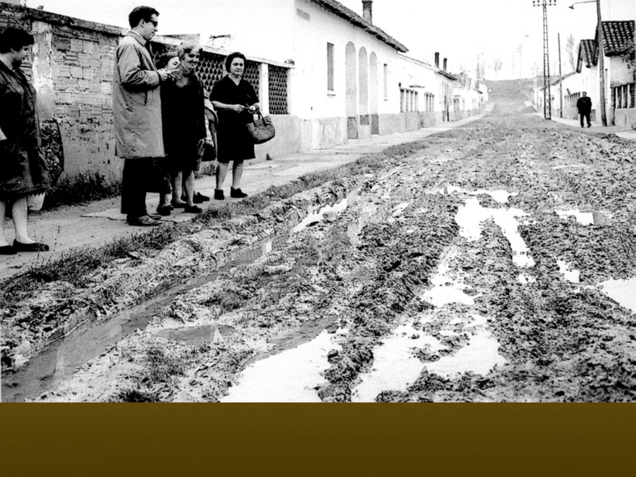 La Retina: una calle del barrio de Yagüe, en 1967, llena de barro