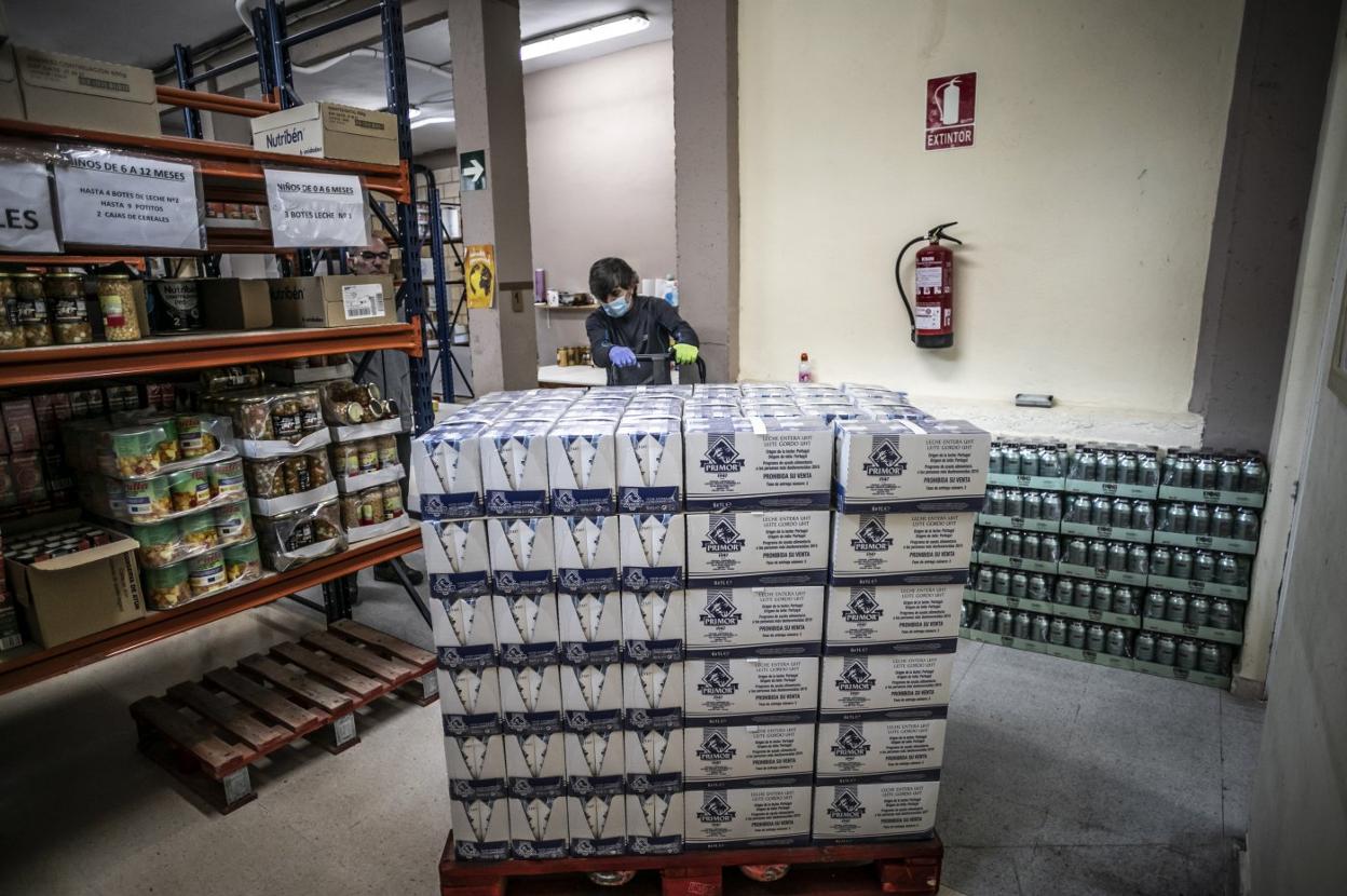 Imagen de archivo de una de las operaciones de reparto de alimentos llevadas a cabo por Cáritas La Rioja durante los meses más duros de la pandemia. 