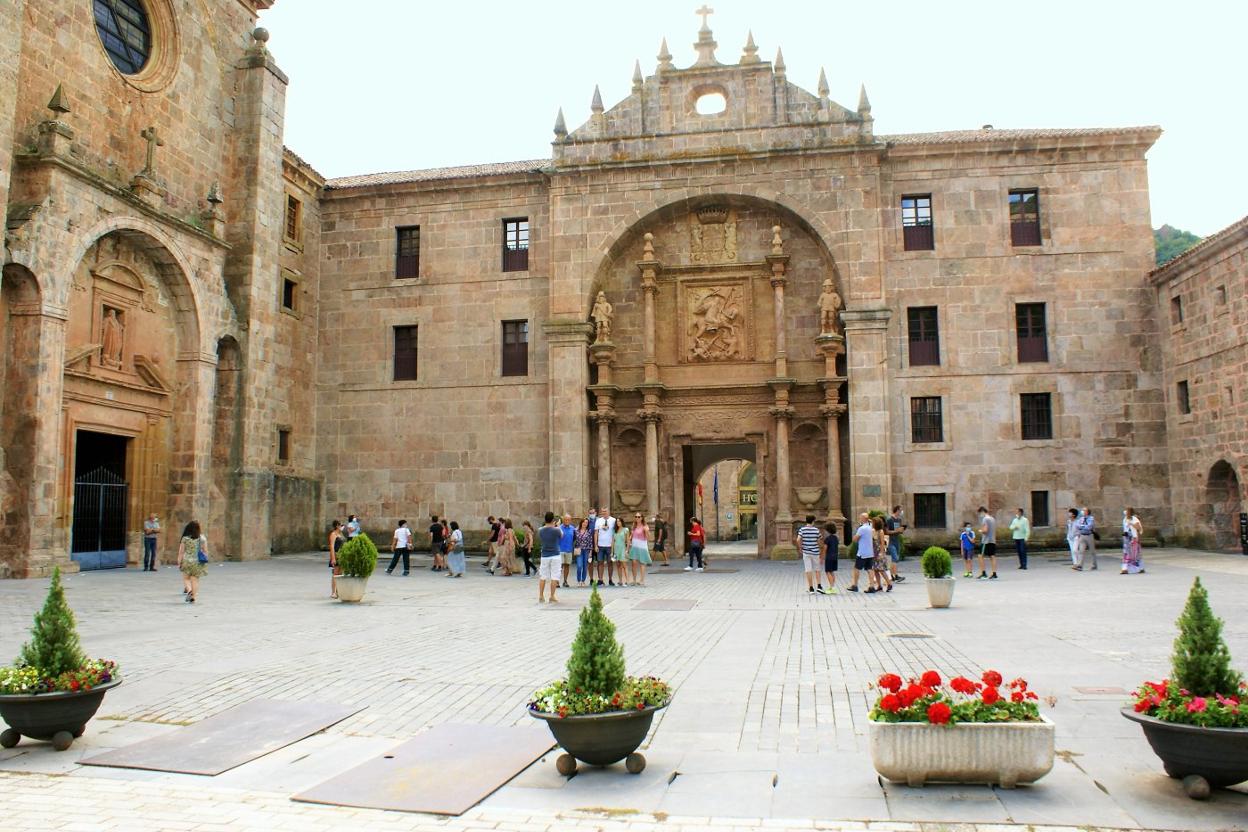 Sin aglomeraciones, algo más que deseable en estos tiempos de pandemia, la gente sigue acudiendo a visitar los monasterios emilianenses. 