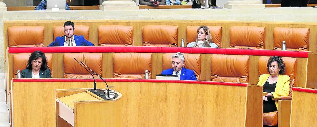 Andreu, Ocón y Santos, en sus escaños del Parlamento, durante una sesión reciente. 