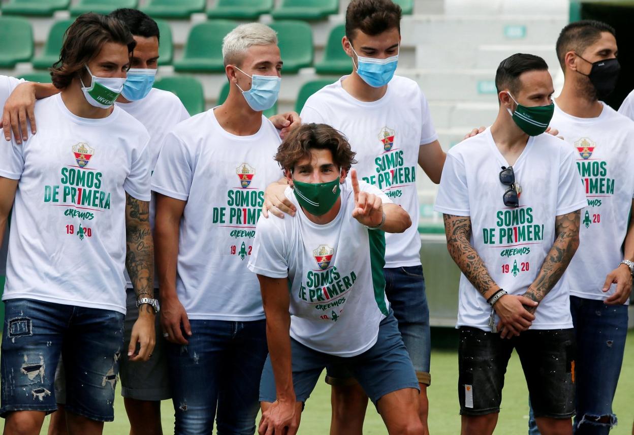 Pere Milla levanta el dedo indicando la Primera División, ayer en la celebración del Elche. 