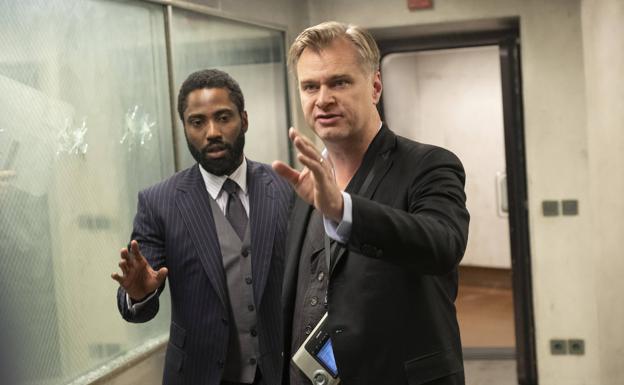 Christopher Nolan y John David Washington en el set de 'Tenet'.