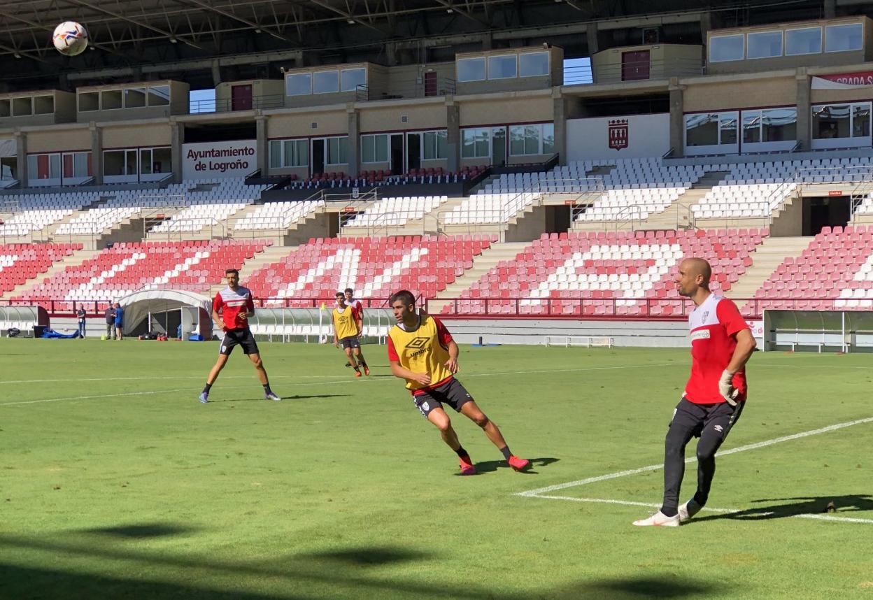 Rubén Miño despeja ante Roni, ayer en Las Gaunas. 