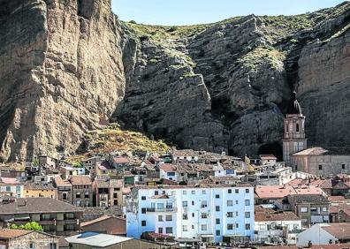 Imagen secundaria 1 - El camino hacia las 'cuevas del ajedrezado' y la entrada a una de las grutas horadadas en la piedra en Santa Eulalia Somera; y panorámica del pueblo desde el barrio de las bodegas; 