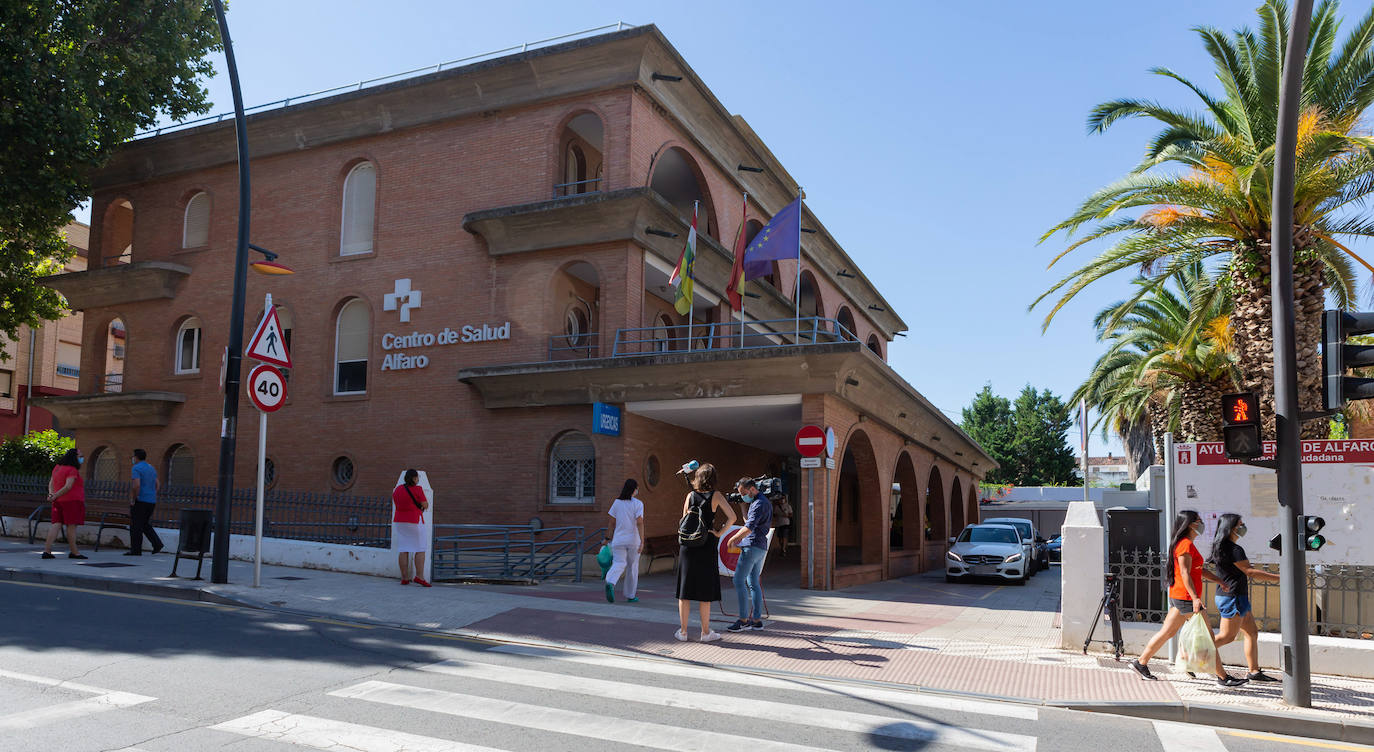 Pruebas y tensa espera. El municipio riojabajeño trata de mantener la normalidad mientras el censo de infectados no deja de crecer. 