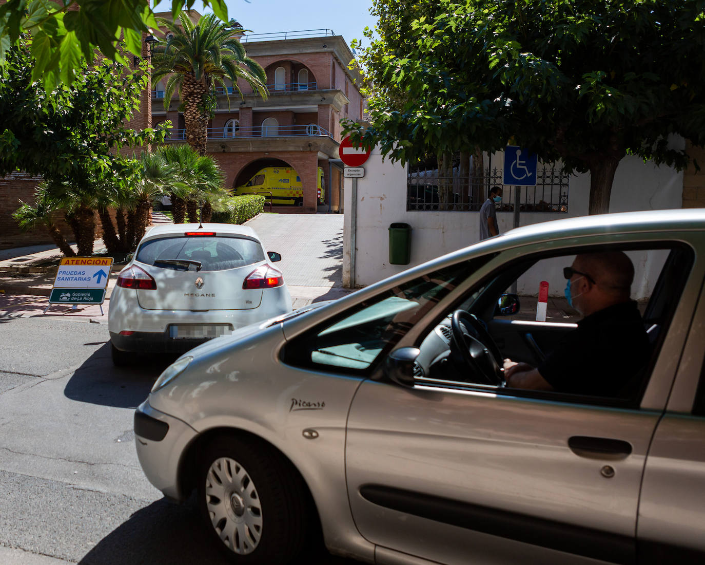 Pruebas y tensa espera. El municipio riojabajeño trata de mantener la normalidad mientras el censo de infectados no deja de crecer. 