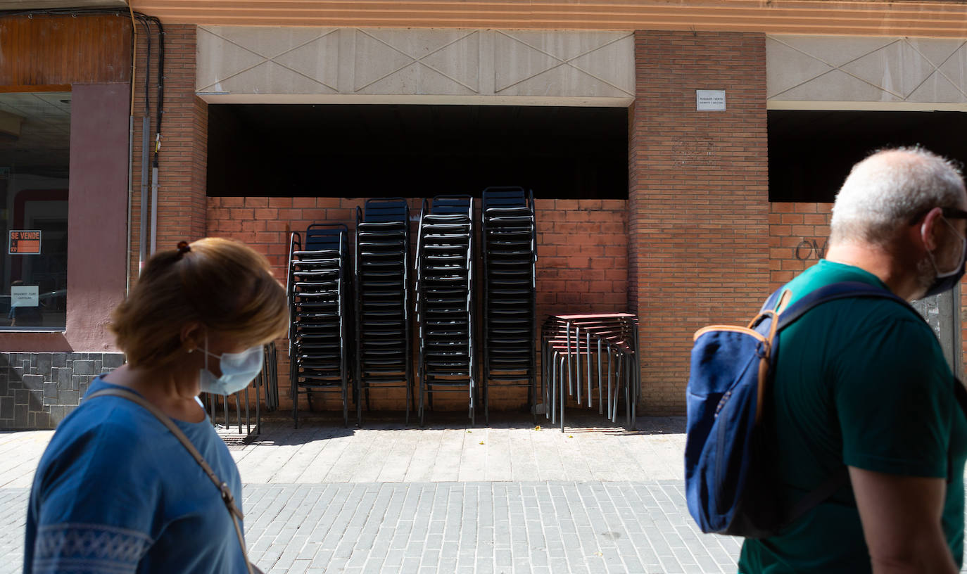 Pruebas y tensa espera. El municipio riojabajeño trata de mantener la normalidad mientras el censo de infectados no deja de crecer. 