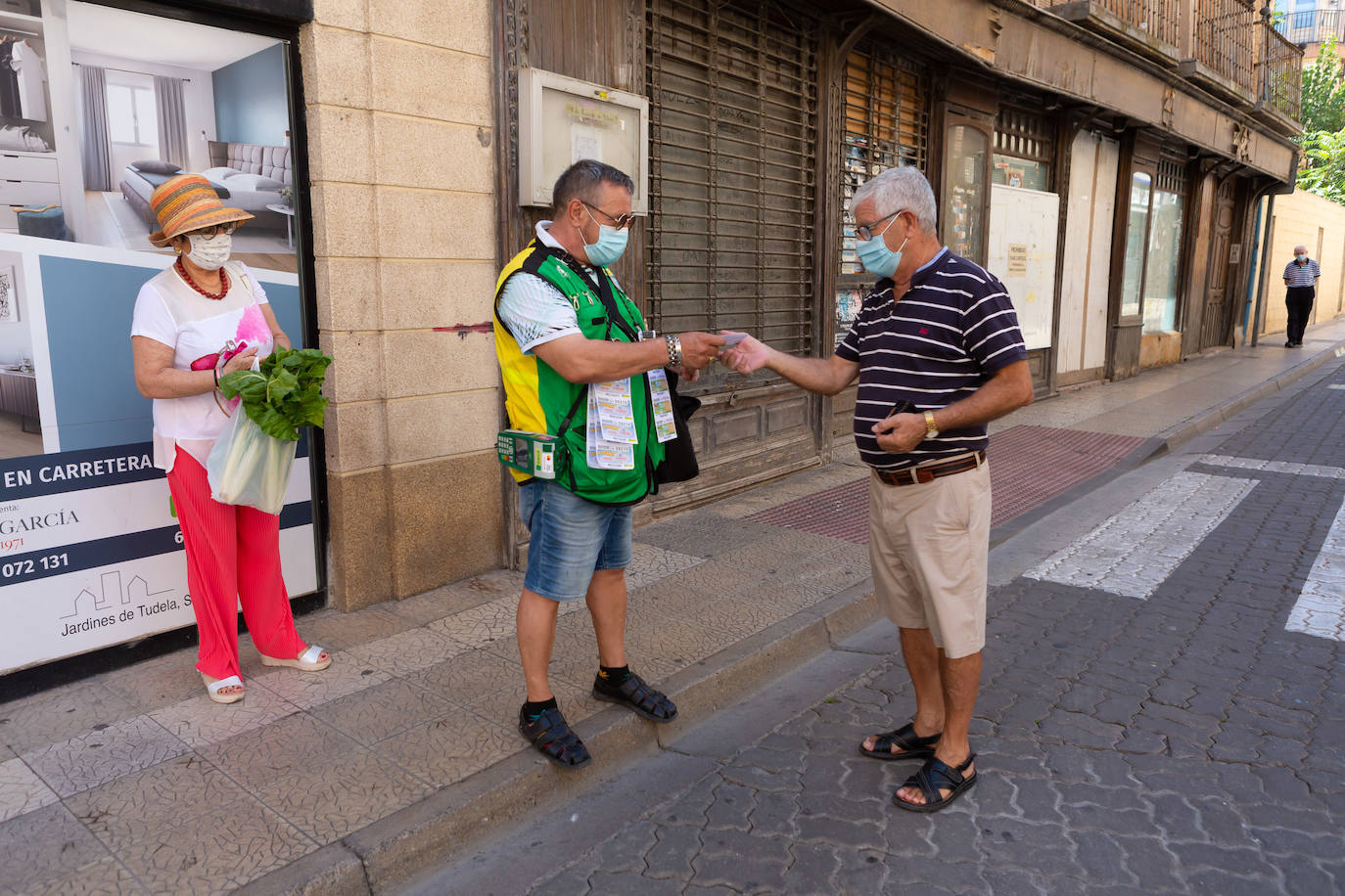 Pruebas y tensa espera. El municipio riojabajeño trata de mantener la normalidad mientras el censo de infectados no deja de crecer. 