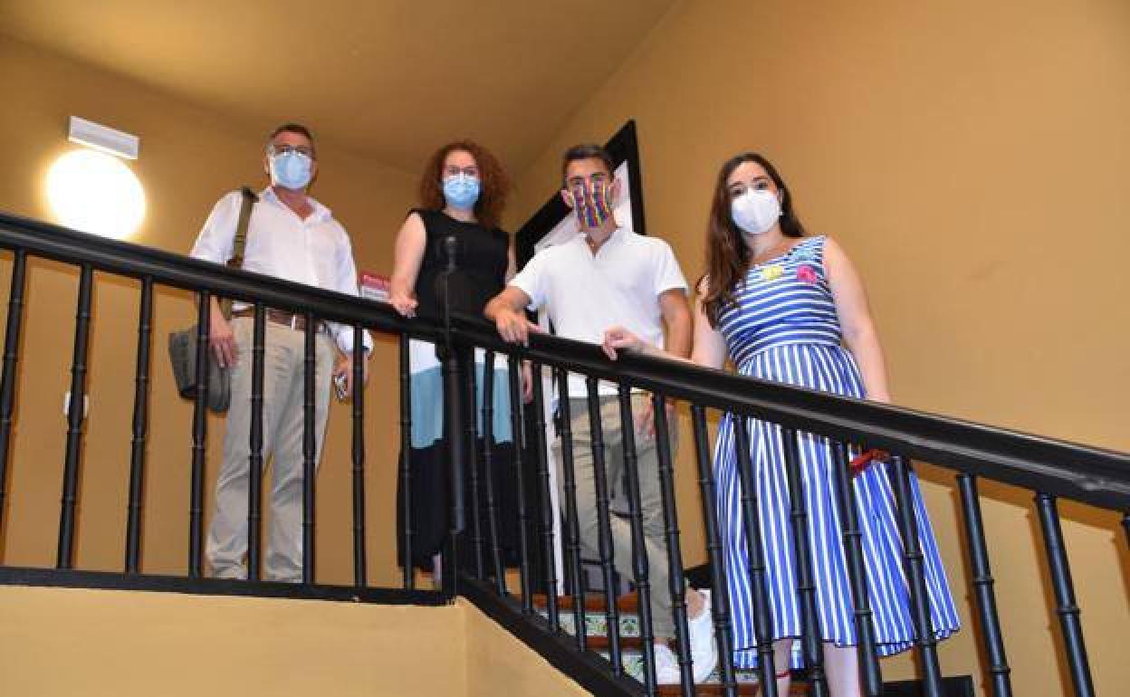 La alcaldesa, Elisa Garrido, y los concejales Esteban Martínez, Jesús Garrido y Rebeca Sáenz en las escaleras de la Casa de Carramiñana. 