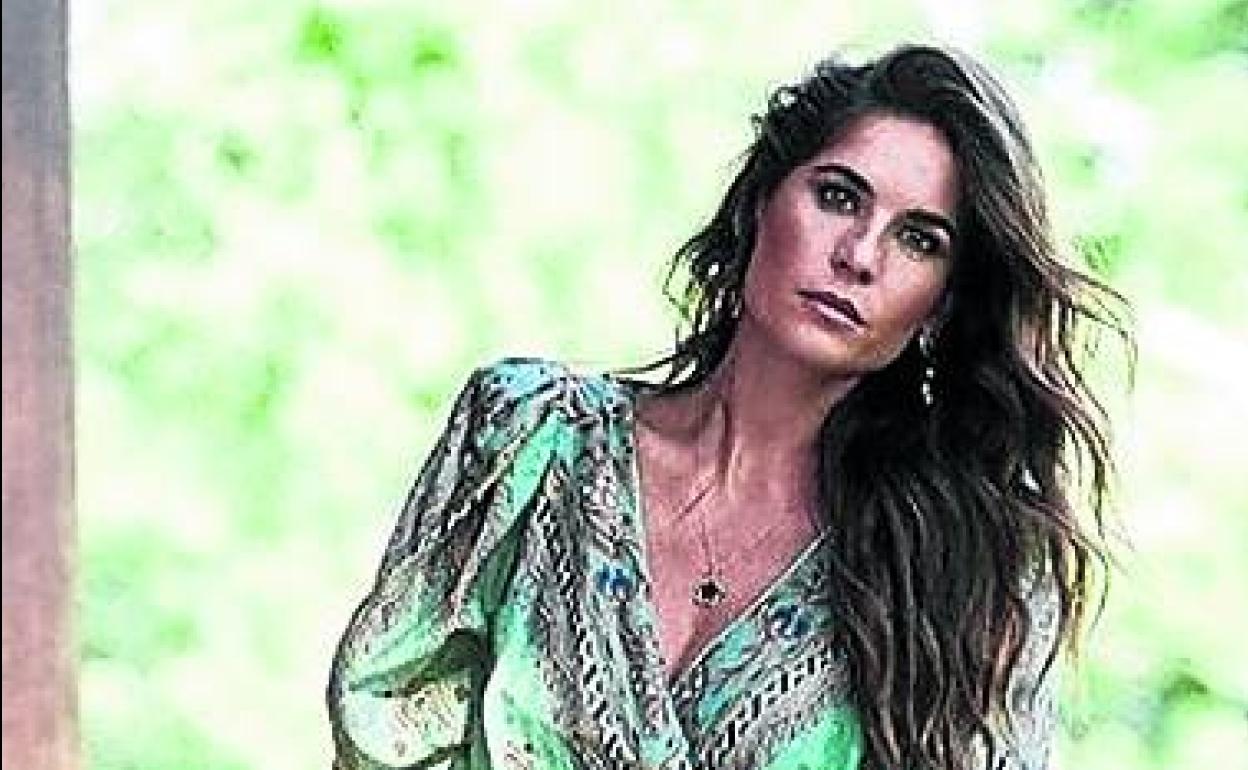 Lourdes Montes con un vaporoso vestido de Etro. 