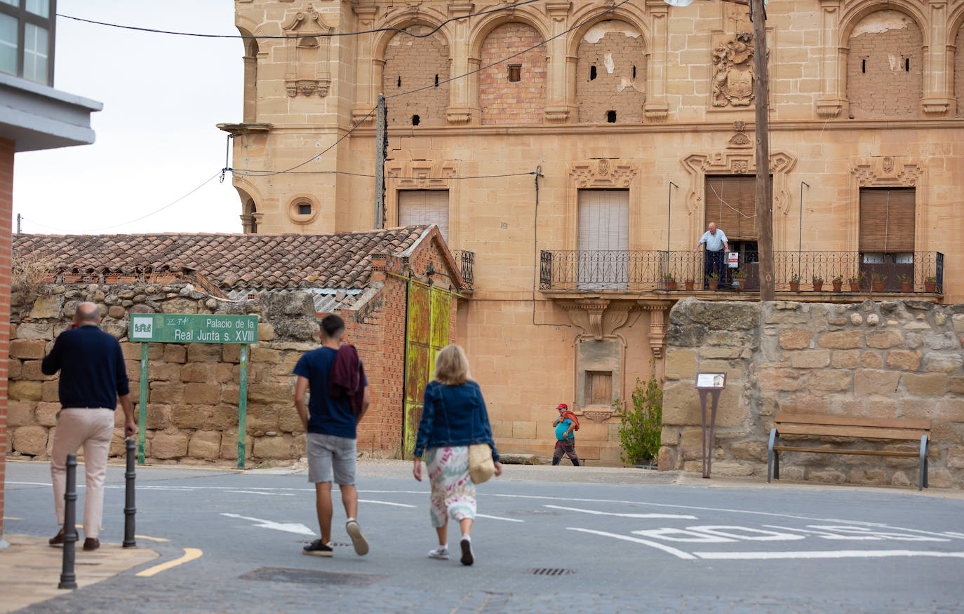 La localidad cierra instalaciones municipales tras varios positivos entre jóvenes