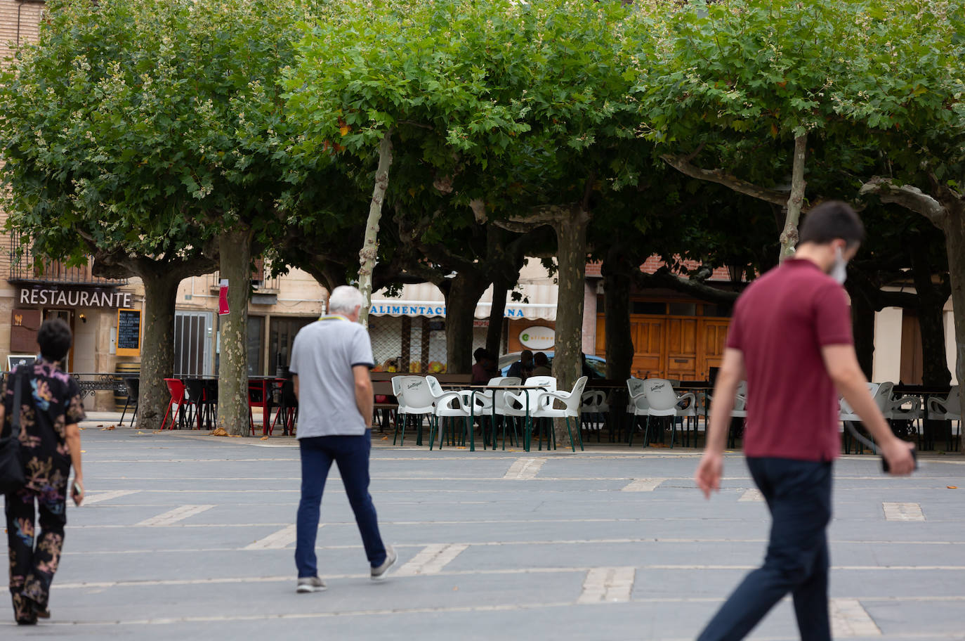 La localidad cierra instalaciones municipales tras varios positivos entre jóvenes