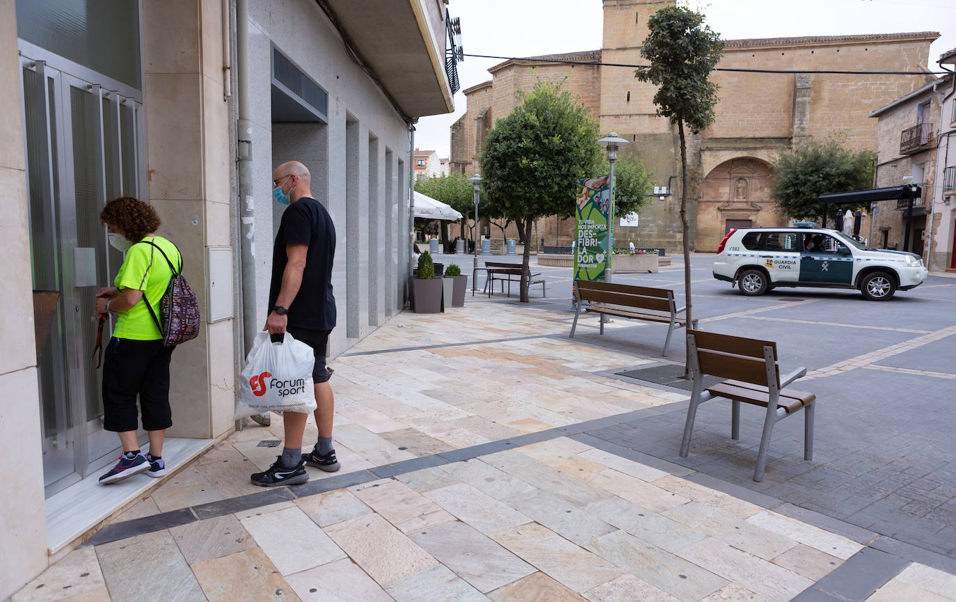 La localidad cierra instalaciones municipales tras varios positivos entre jóvenes