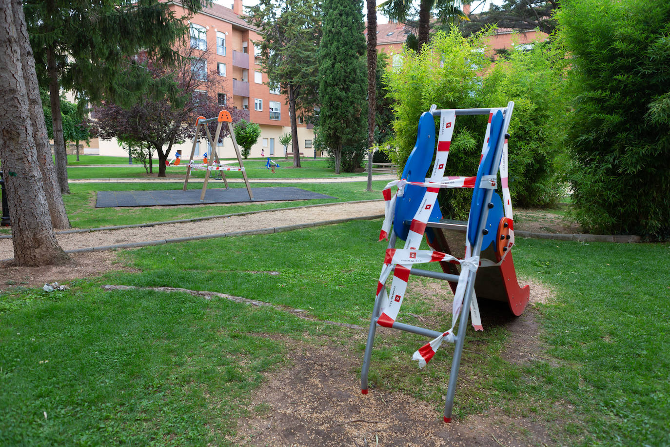 La localidad cierra instalaciones municipales tras varios positivos entre jóvenes