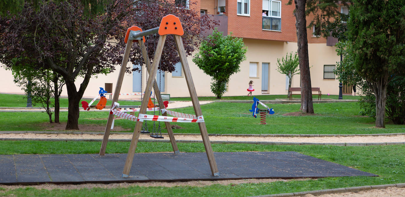 La localidad cierra instalaciones municipales tras varios positivos entre jóvenes