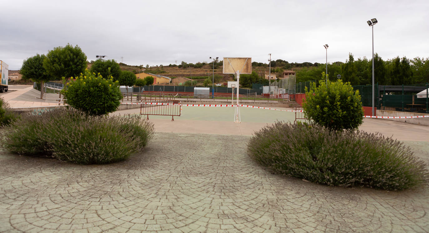 La localidad cierra instalaciones municipales tras varios positivos entre jóvenes