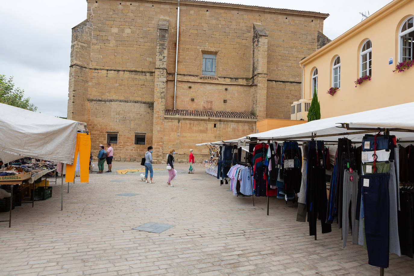 La localidad cierra instalaciones municipales tras varios positivos entre jóvenes