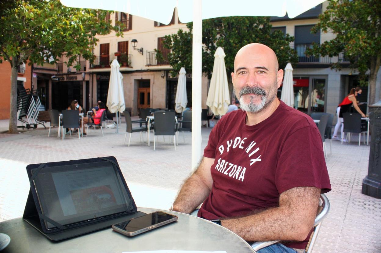 Alberto Hernando, con la página de la app en pantalla. 