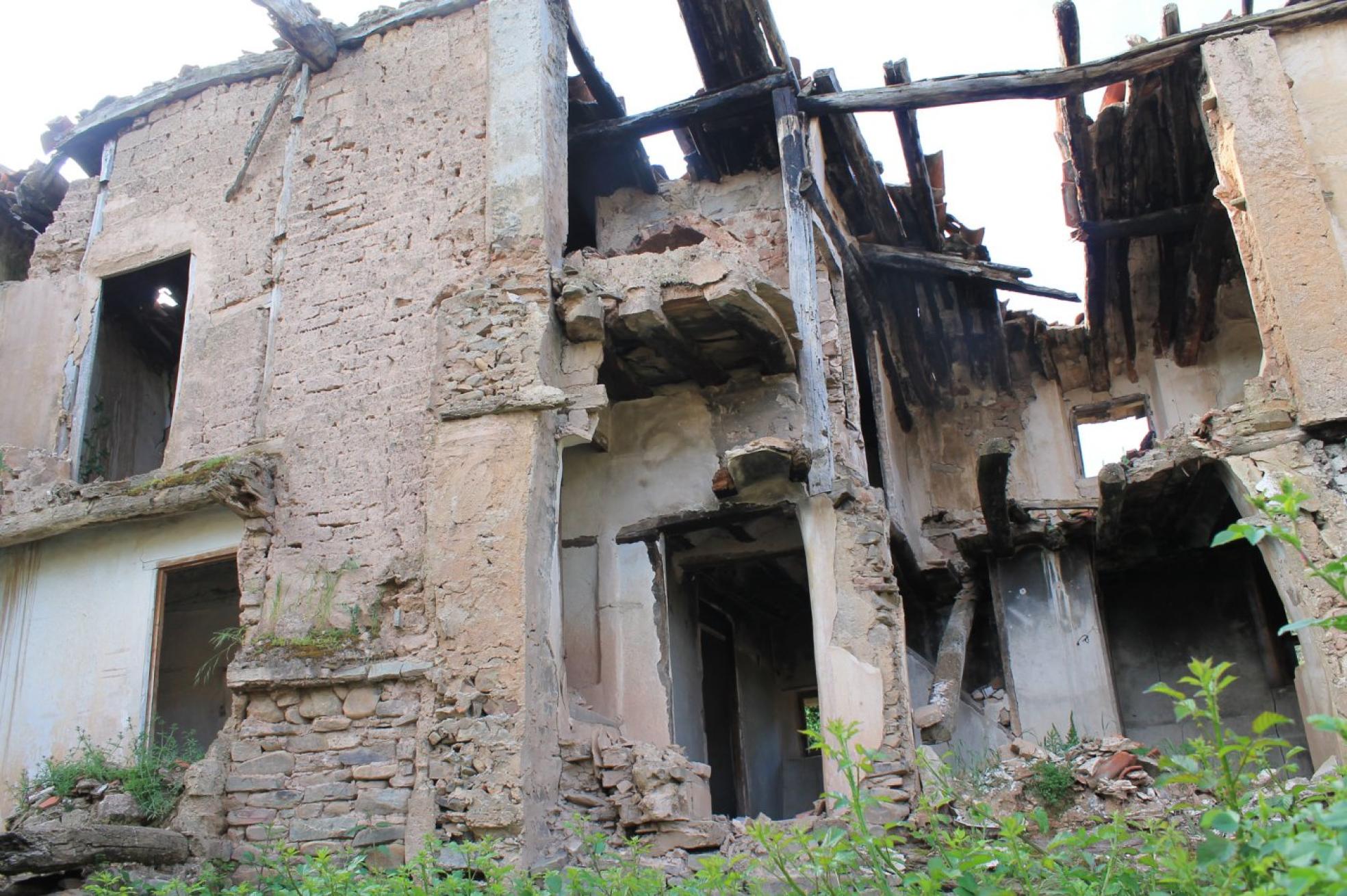  Huellas. Maleza, silencio, piedras y construcciones que aguantan en pie junto a otras en las que se han desmoronado sus paredes o tejados... Es la triste estampa de La Rioja vacía. 