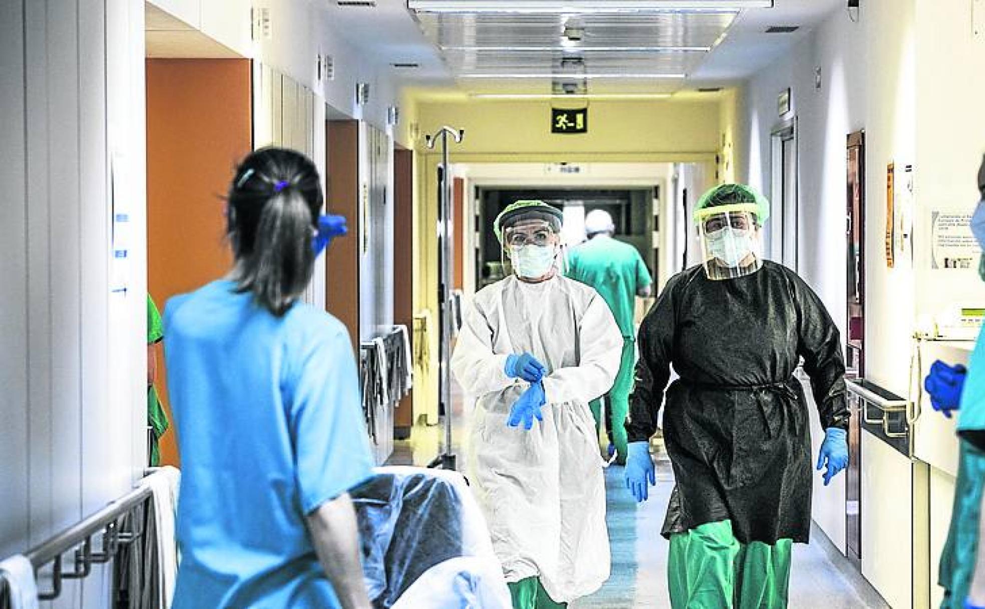 El COVID vuelve a llenar habitaciones en el hospital San Pedro.