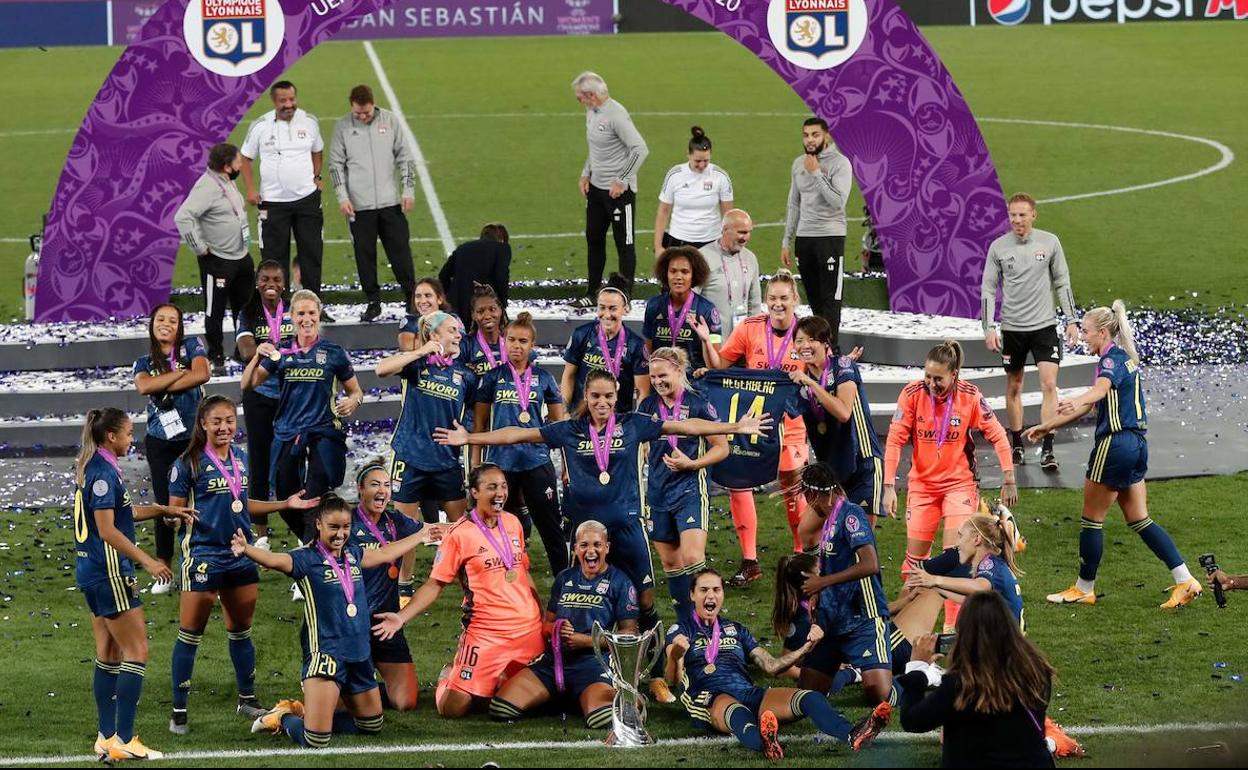 La jugadoras del Olympique de Lyon posan junto a la copa de la Liga de Campeones femenina.