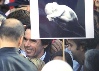 Imagen secundaria 1 - Aznar, en la manifestación contra la ley del aborto en 2009, y dos activistas de Femen se manifiestan a favor del aborto en el mismo año.