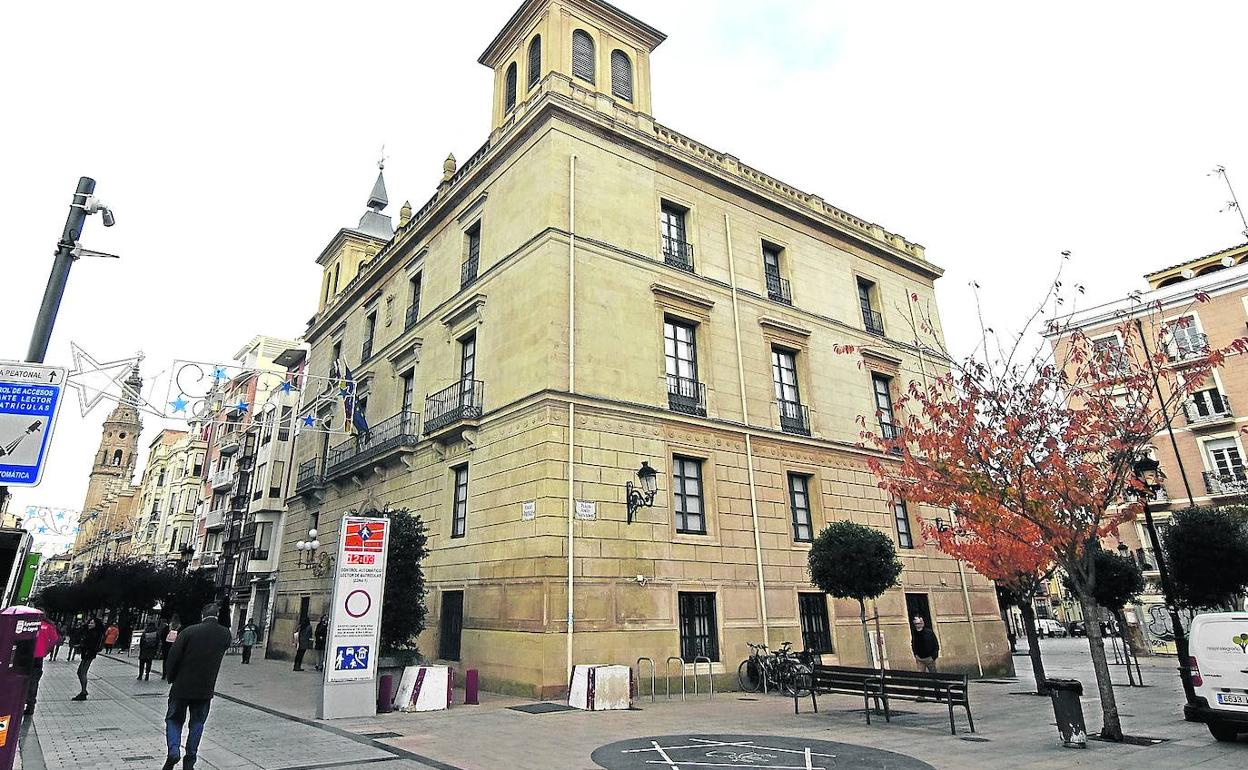 Palacio de los Chapiteles (s. XVI), hasta hace pocas semanas sede única del IER. 