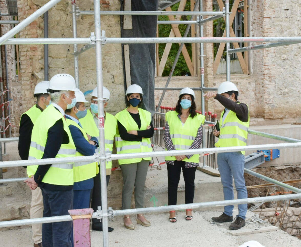 Imagen secundaria 2 - Arriba, zona central del edificio que ha sido vaciado casi por completo. El proyecto prevé la construcción de un techo de cristal. Abajo, la escalinata del instituto (único elemento interior que recuerda lo que fue el Sagasta), y autoridades durante la visita guiada de los técnicos. 