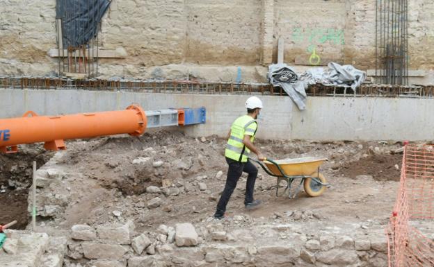 En primer término, parte de la muralla aparecida en la esquina más próxima a las Cien Tiendas. 