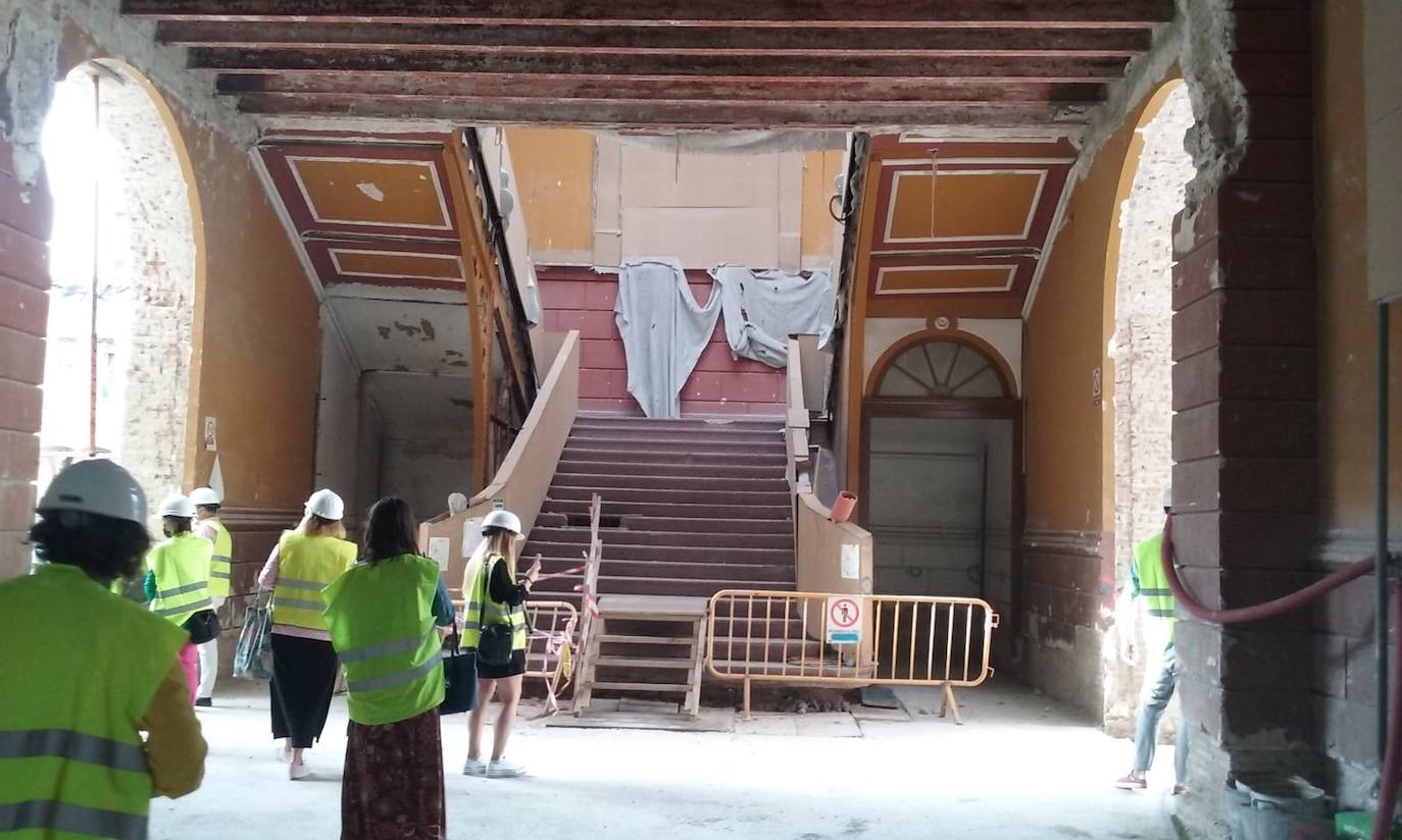 Imagen secundaria 1 - Arriba, zona central del edificio que ha sido vaciado casi por completo. El proyecto prevé la construcción de un techo de cristal. Abajo, la escalinata del instituto (único elemento interior que recuerda lo que fue el Sagasta), y autoridades durante la visita guiada de los técnicos. 