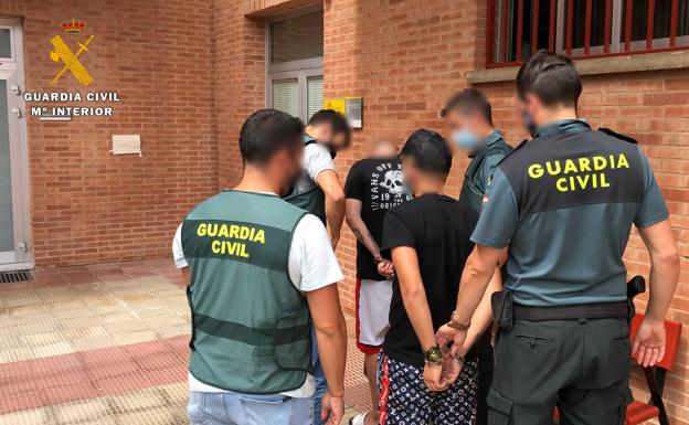 Imagen principal - Tres detenidos y dos investigados por golpear con una barra de hierro y robar a un hombre en Villamediana