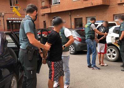 Imagen secundaria 1 - Tres detenidos y dos investigados por golpear con una barra de hierro y robar a un hombre en Villamediana