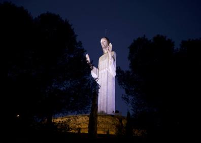 Imagen secundaria 1 - La bandera de La Rioja vistió al Cristo del Otero de Palencia
