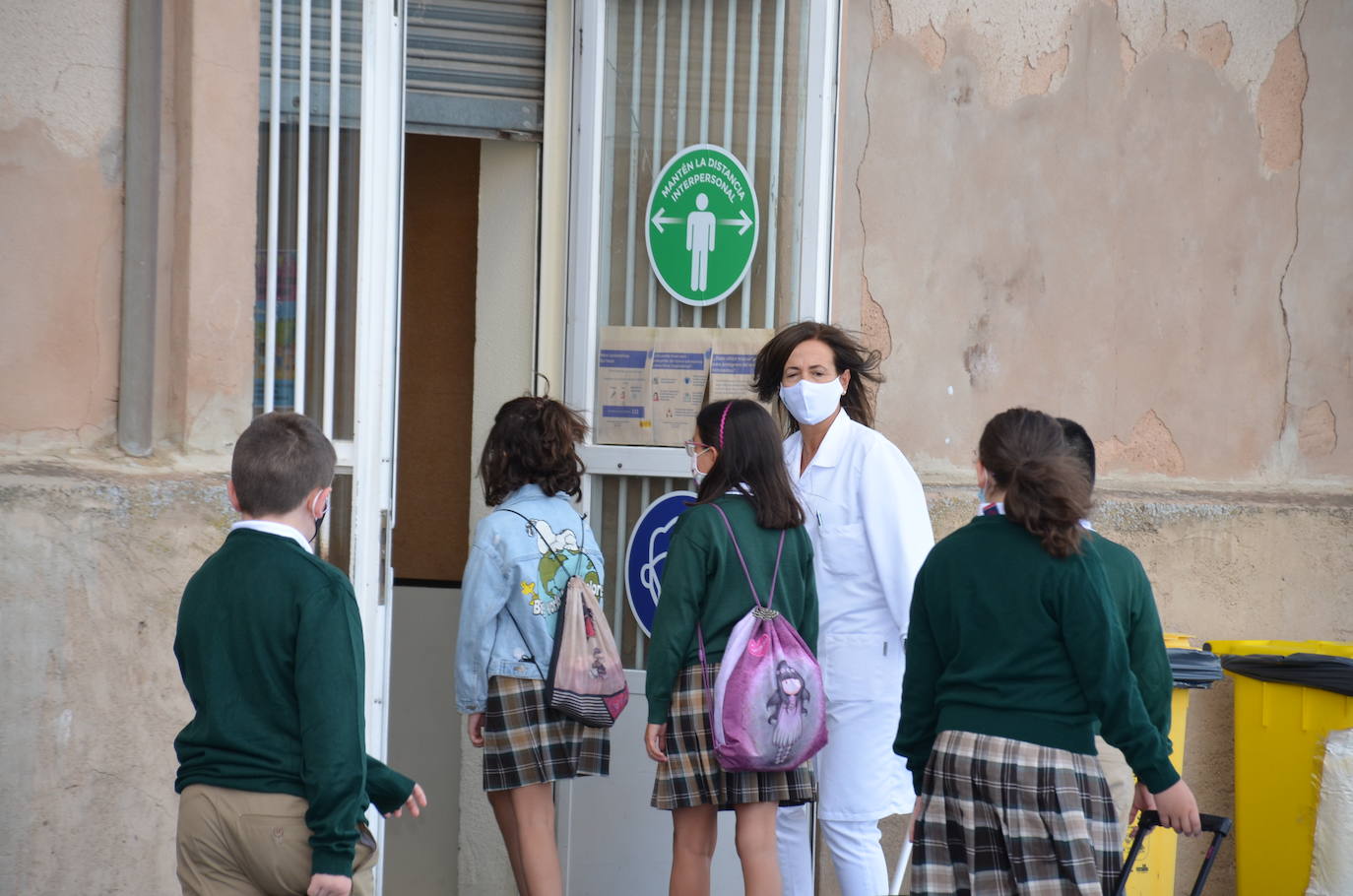 Fotos: Calahorra: en la fila, guardando las distancias