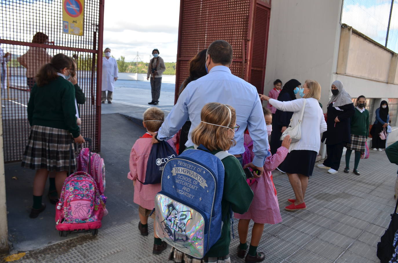 Fotos: Calahorra: en la fila, guardando las distancias