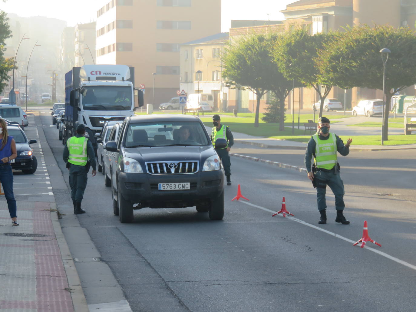 Controles a la entrada y salida de la ciudad riojabajeña, que ha vuelto a un punto entre la fase 1 y 2 para intentarcontener la epidemia