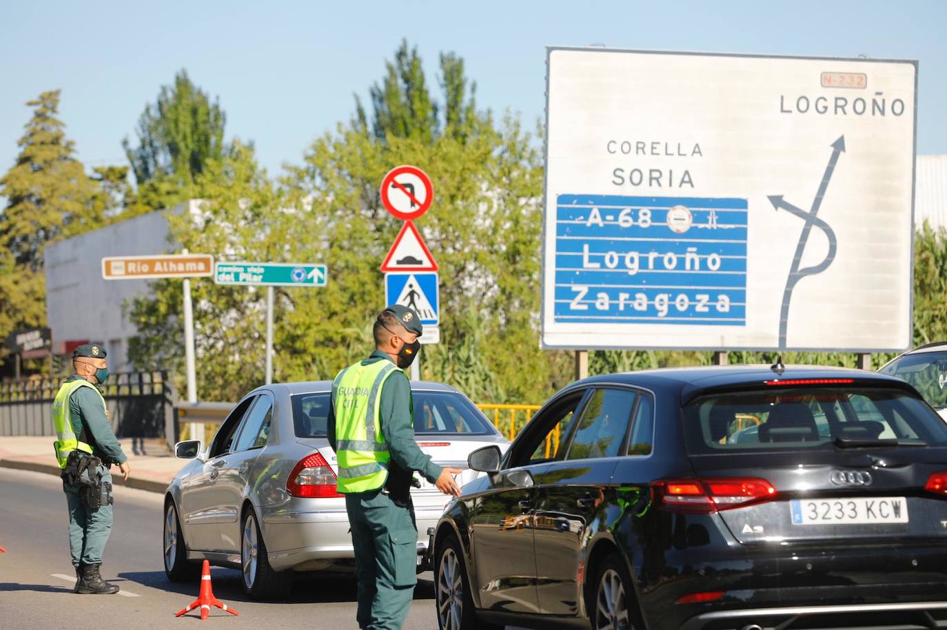 Controles a la entrada y salida de la ciudad riojabajeña, que ha vuelto a un punto entre la fase 1 y 2 para intentarcontener la epidemia