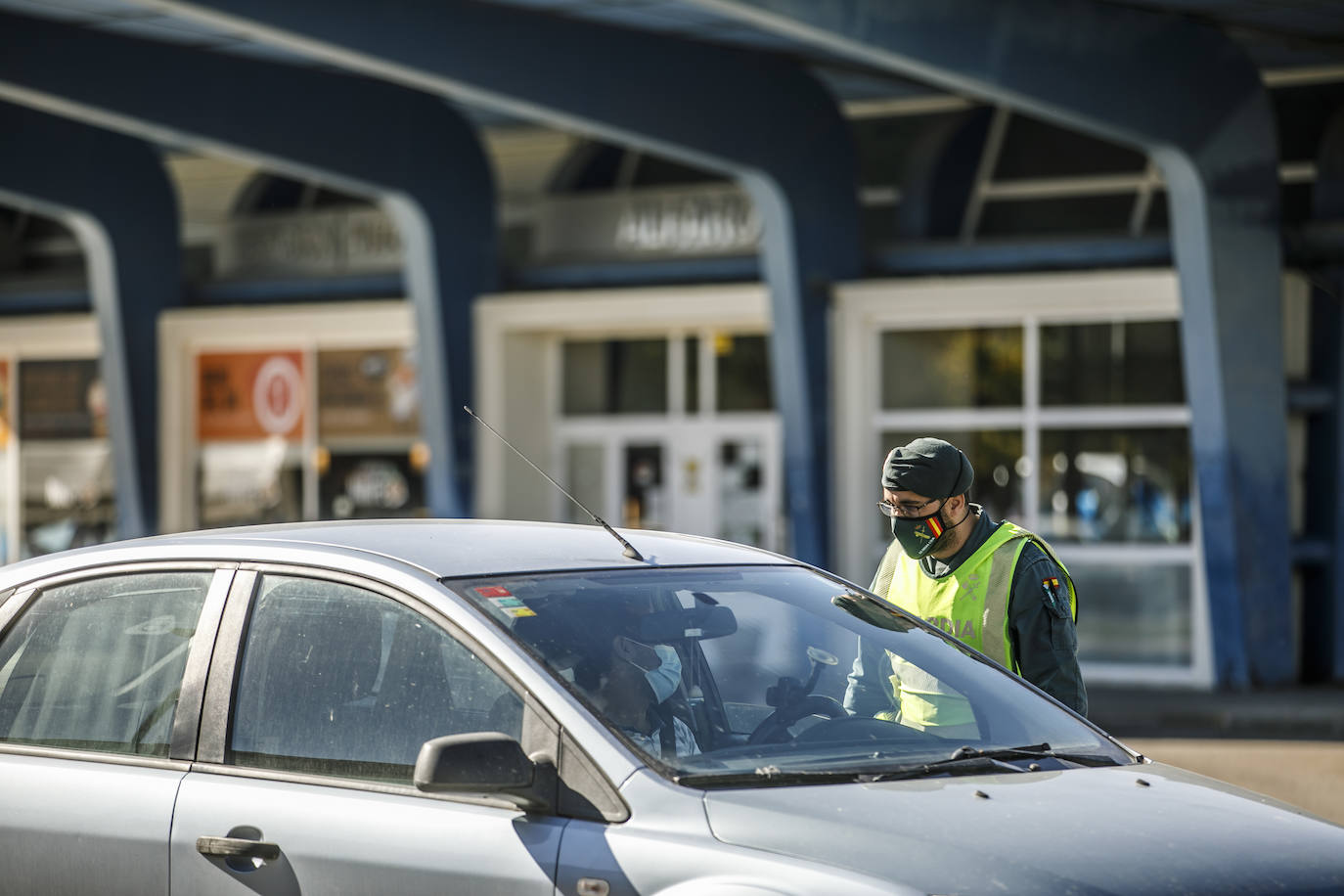 Controles a la entrada y salida de la ciudad riojabajeña, que ha vuelto a un punto entre la fase 1 y 2 para intentarcontener la epidemia