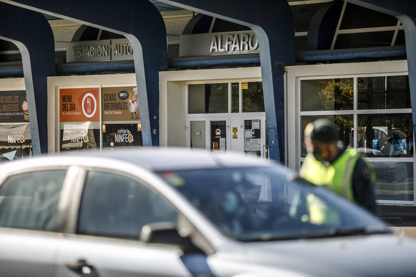 Controles a la entrada y salida de la ciudad riojabajeña, que ha vuelto a un punto entre la fase 1 y 2 para intentarcontener la epidemia