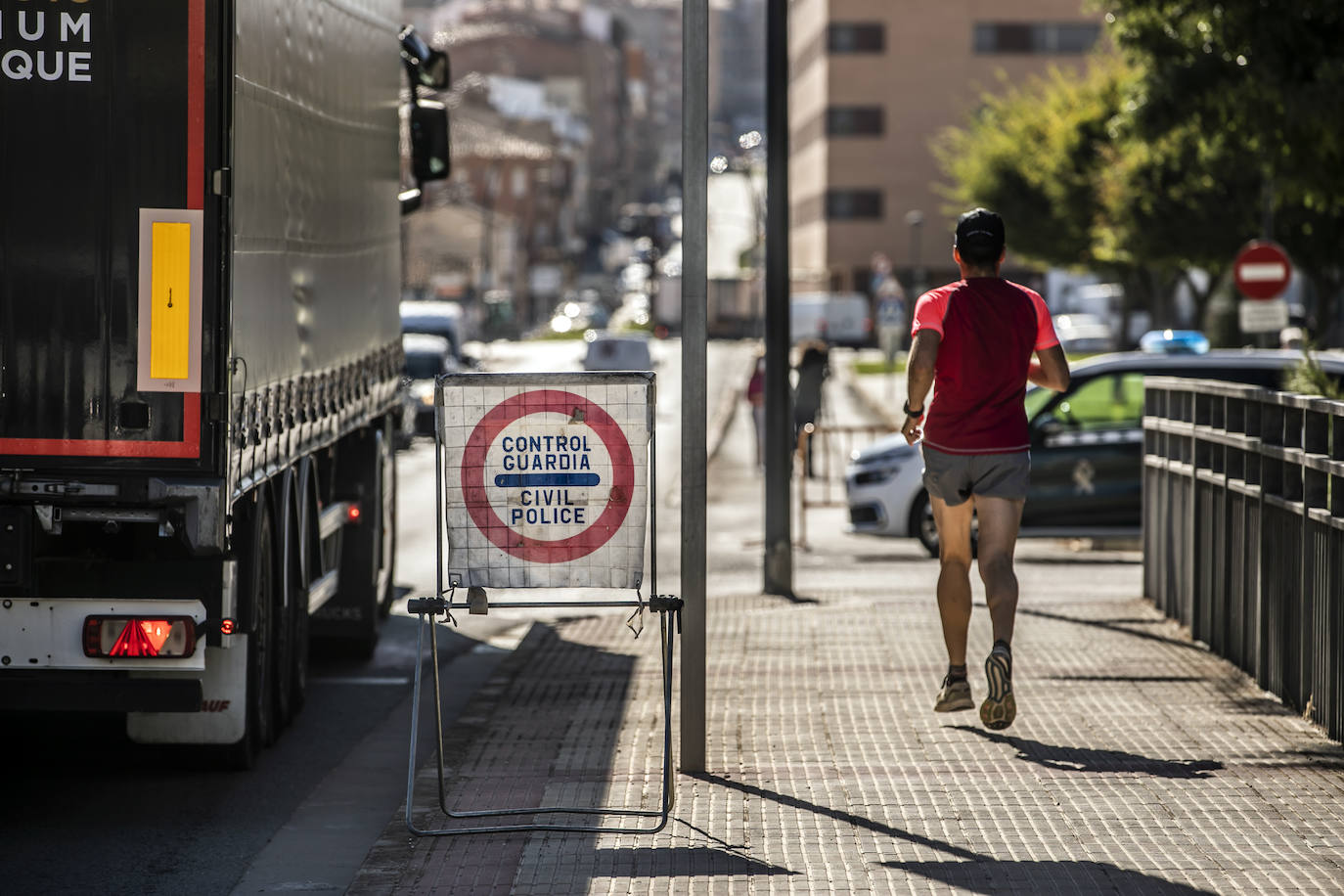 Controles a la entrada y salida de la ciudad riojabajeña, que ha vuelto a un punto entre la fase 1 y 2 para intentarcontener la epidemia