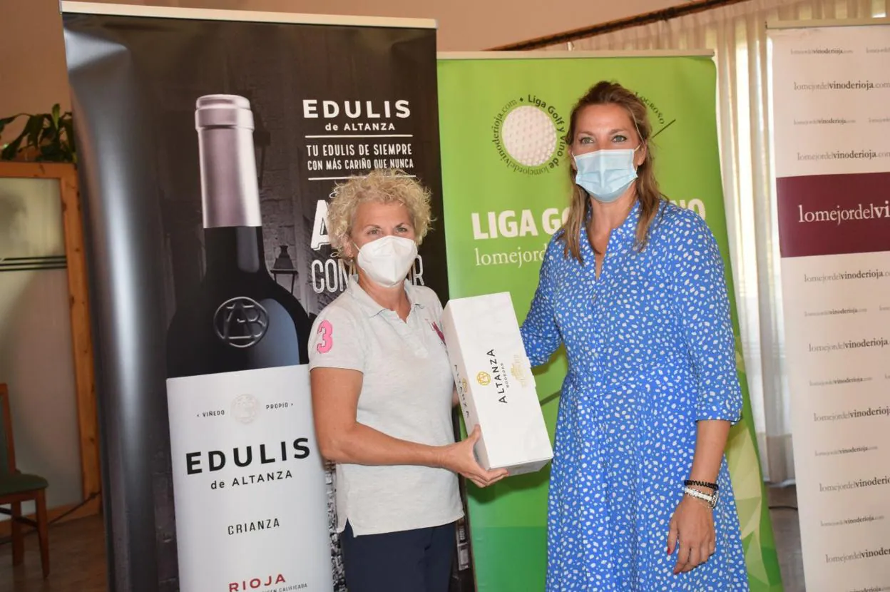 María José Navarro recibe el premio de campeón de categoría Femenina de la mano de Bodegas Altanza. 