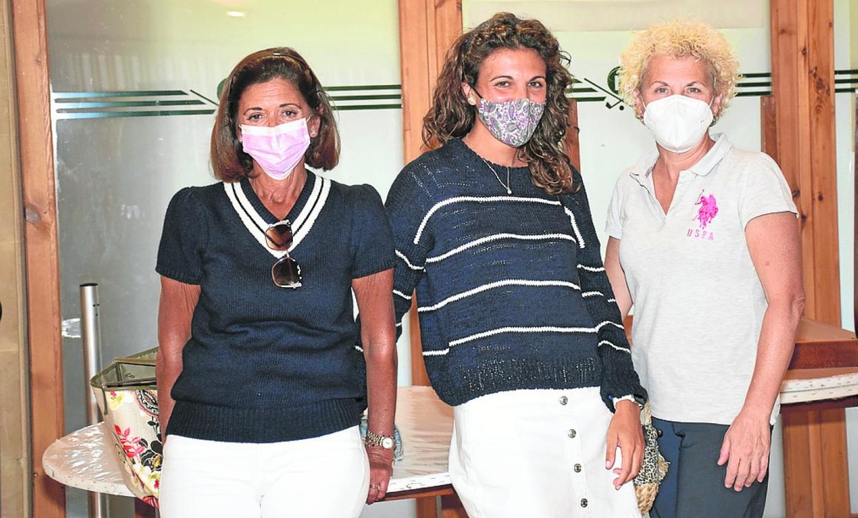 Julia Martínez, Andrea Toledo y María José Navarro durante la entrega de premios. 