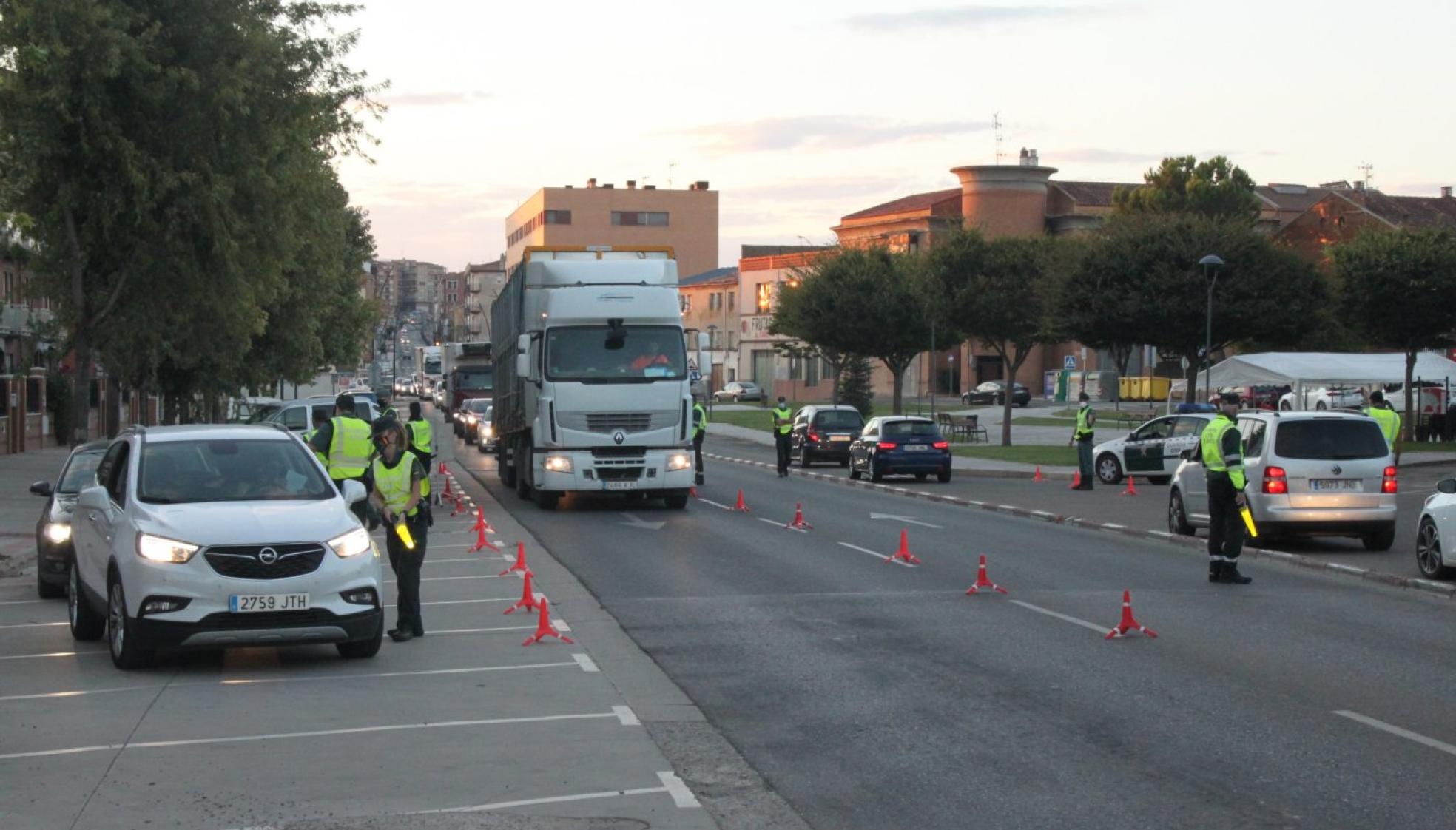La presencia de más guardias civiles y la definición de dos carriles más aligeraron ayer el control de acceso. 